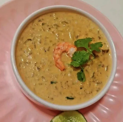 Caldo cremoso com camarão e coentro